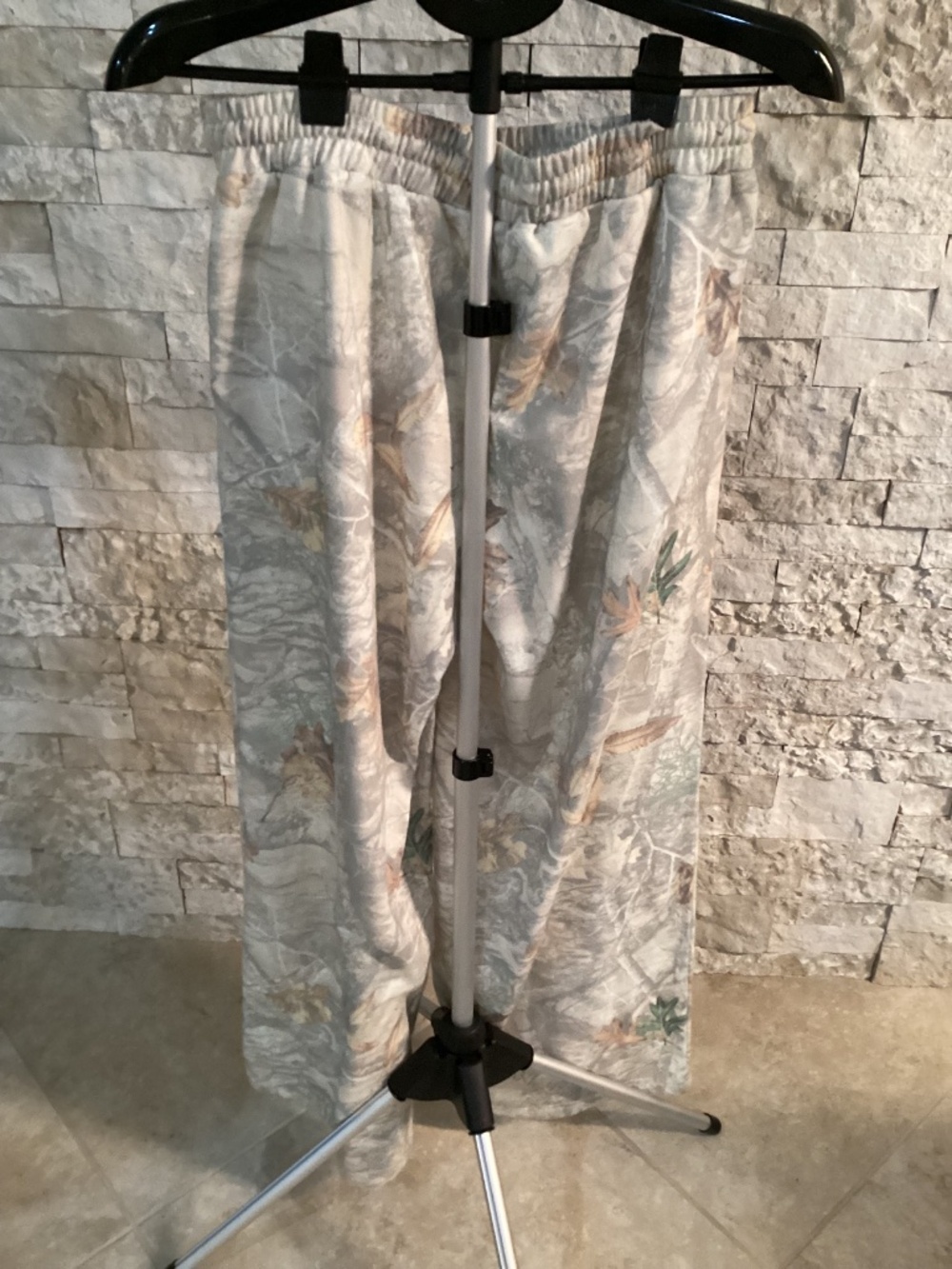 Bourbon and Belles Woodland Leaf Camo Lounge Set Matching Sweatsuit Size L - Picture 8 of 10